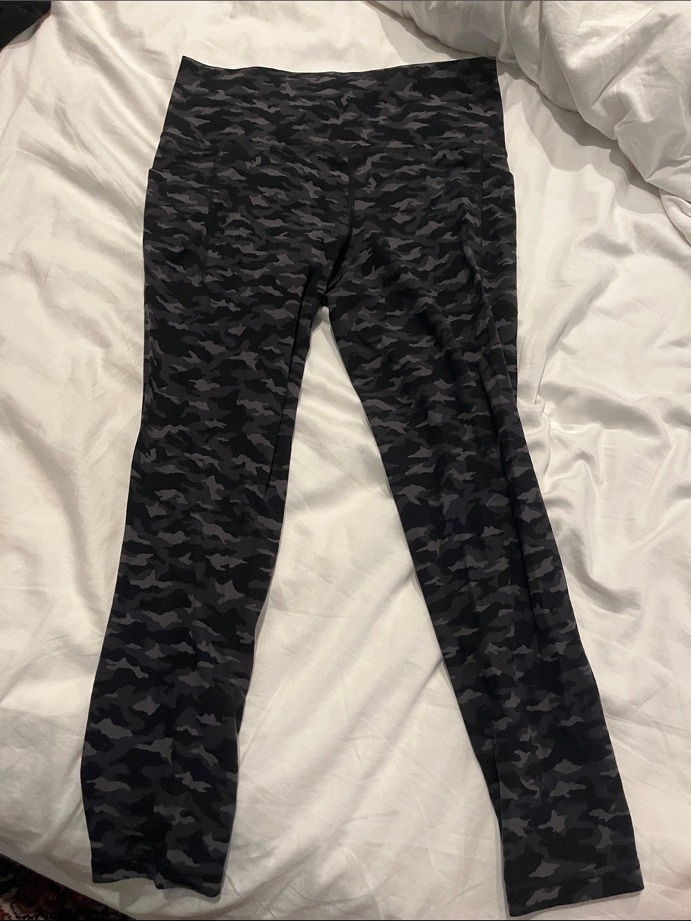Athleta Salutation Stash Pocket II Printed 7/8 tight. Size Medium